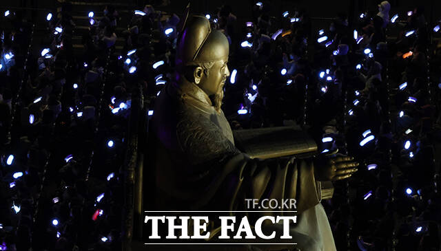 그룹 방탄소년단(BTS)이 21일 오후 서울 광화문 광장에서 정규 5집 '아리랑(ARIRANG)' 앨범 발매를 기념해 마련된 컴백 무대에 올라 화려만 퍼포먼스를 선보이고 있다. /사진공동취재단