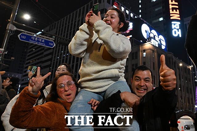 그룹 방탄소년단(BTS)이 21일 오후 서울 광화문 광장에서 정규 5집 '아리랑(ARIRANG)' 앨범 발매를 기념해 마련된 컴백 무대에 올라 신곡을 선보인 가운데 응원봉을 손에 쥔 팬들이 공연을 즐기고 있다. /김성렬 기자