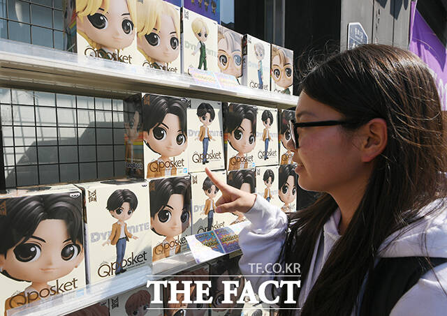 한 관광객이 광화문광장 인근 편의점에 진열된 BTS 상품을 바라보고 있다.