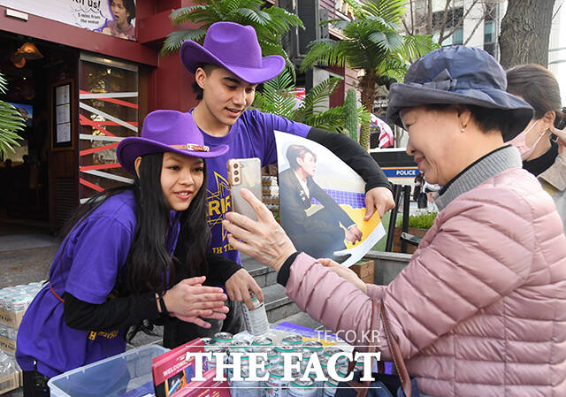BTS 컴백 공연 관람객들이 광화문광장 인근 상점에서 진행하는 행사에 참여하고 있다.