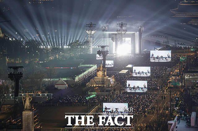 방탄소년단(BTS)이 21일 서울 광화문광장에서 컴백 기념 공연인 ‘BTS 컴백 라이브: 아리랑’ 공연을 펼치고 있다. /사진공동취재단
