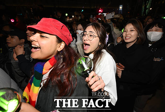 휴대전화 카메라로 공연 담는 팬들. /김성렬 기자