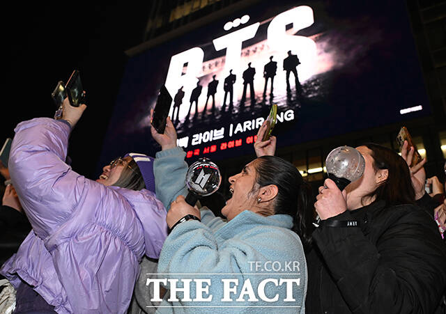 그룹 방탄소년단(BTS)의 컴백 라이브가 21일 오후 서울 종로구 광화문광장에서 열린 가운데 팬들이 공연을 즐기고 있다. /박헌우 기자