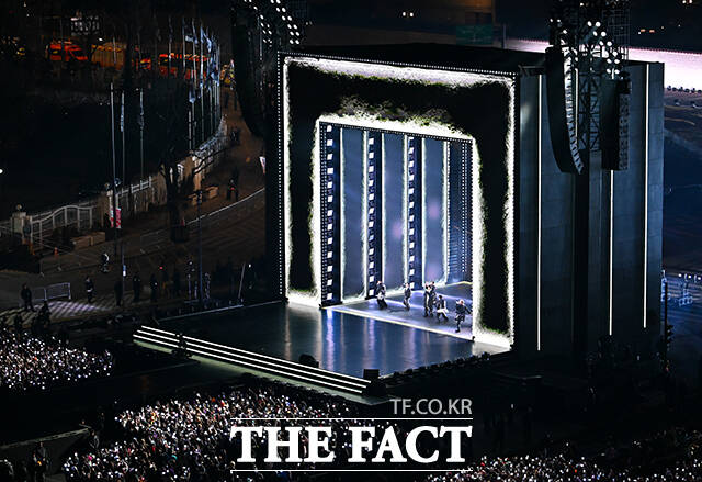 방탄소년단(BTS)이 21일 서울 광화문광장에서 컴백 기념 공연인 ‘BTS 컴백 라이브: 아리랑’ 공연을 펼치고 있다. /사진공동취재단