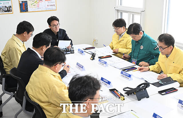 김민석 국무총리가 그룹 방탄소년단(BTS)의 컴백 공연을 앞둔 21일 오전 서울 종로구 세종문화회관에 마련된 통합현장본부에서 발언하고 있다. /박헌우 기자