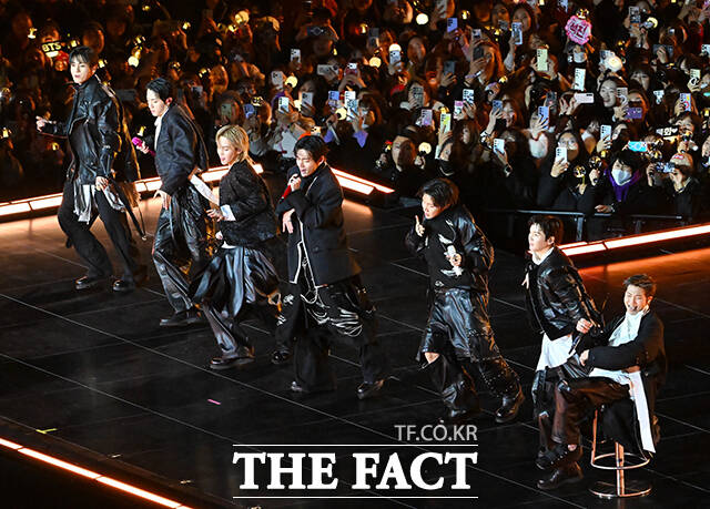 그룹 방탄소년단(BTS)이 21일 오후 서울 광화문 광장에서 정규 5집 '아리랑(ARIRANG)' 앨범 발매를 기념해 마련된 컴백 무대에 올라 화려만 퍼포먼스를 선보이고 있다. /사진공동취재단