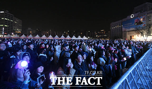 그룹 방탄소년단(BTS)이 21일 오후 서울 광화문 광장에서 정규 5집 '아리랑(ARIRANG)' 앨범 발매를 기념해 마련된 컴백 무대에 올라 신곡을 선보인 가운데 전 세계에서 모인 ARMY들이 공연을 관람하고 있다. /박상민 기자