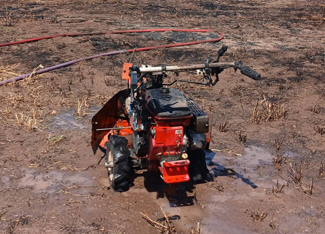 20일 의성군의 한 논에서 작업 중이던 농업용 관리기에 불이나 60대 남성이 2도화상을 입고 병원으로 이송됐다. /경북소방본부