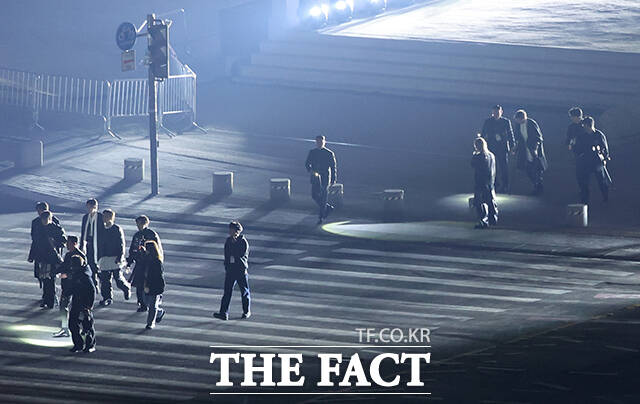 그룹 방탄소년단(BTS)이 21일 오후 서울 광화문 광장에서 정규 5집 '아리랑(ARIRANG)' 앨범 발매를 기념해 마련된 컴백 무대에 올라 화려한 퍼포먼스를 선보이고 있다./사진공동취재단