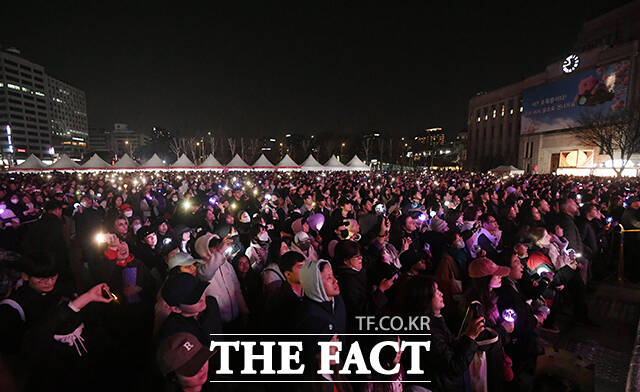 그룹 방탄소년단(BTS)이 21일 오후 서울 광화문 광장에서 정규 5집 '아리랑(ARIRANG)' 앨범 발매를 기념해 마련된 컴백 무대에 올라 신곡을 선보인 가운데 전 세계에서 모인 ARMY들이 공연을 관람하고 있다. /박상민 기자