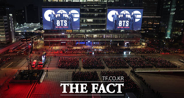 3년 9개월 만에 완전체로 복귀하는 방탄소년단(BTS)의 'BTS 컴백 라이브: ARIRANG' 공연이 21일 서울 광화문광장 일대에서 펼쳐지고 있다. /사진공동취재단