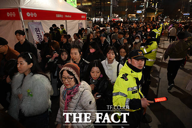 ‘BTS 컴백 라이브: 아리랑’이 종료된 21일 오후 서울 종로구 광화문광장 일대에서 팬들이 경찰의 통제에 따르며 귀가하고 있다. /김성렬 기자