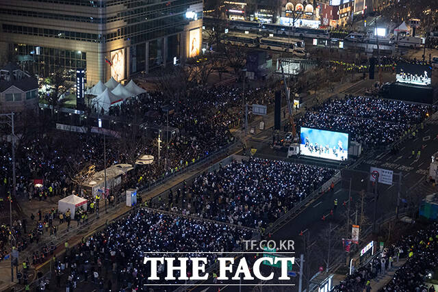 그룹 방탄소년단(BTS)이 21일 오후 서울 광화문 광장에서 정규 5집 '아리랑(ARIRANG)' 앨범 발매를 기념해 마련된 컴백 무대에 올라 화려만 퍼포먼스를 선보이고 있다. /사진공동취재단