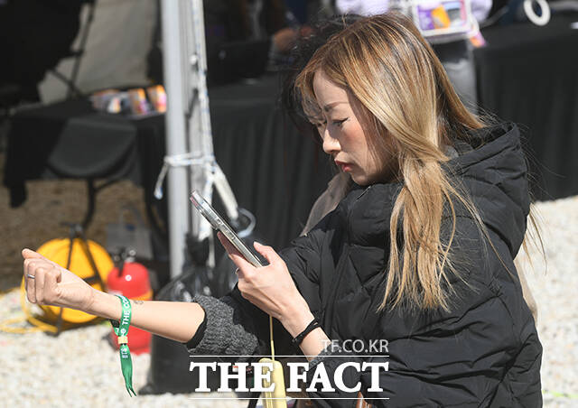 방탄소년단의 컴백쇼 'ARIRANG'을 위해 한국을 찾은 해외 팬은 방탄소년단은 물론 한국과 서울에도 호감을 느낀다고 밝혔다. 사진은 컴백쇼 'ARIRANG'의 관람 팔찌를 수령한 팬이 인증샷을 촬영하는 모습이다./박상민 기자