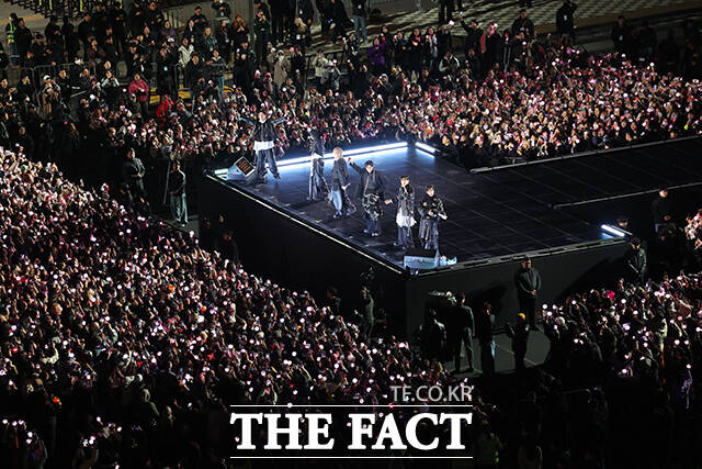 그룹 방탄소년단(BTS)이 21일 오후 서울 광화문 광장에서 정규 5집 '아리랑(ARIRANG)' 앨범 발매를 기념해 마련된 컴백 무대에 올라 화려한 퍼포먼스를 선보이고 있다./사진공동취재단