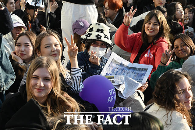 ‘BTS 컴백 라이브: 아리랑’ 개최 당일인 21일 오후 서울 종로구 광화문광장에서 외국인 관광객들이 공연을 기다리며 기념촬영을 하고 있다. /김성렬 기자