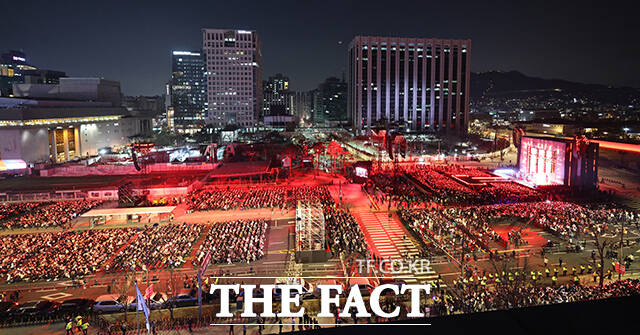 그룹 방탄소년단(BTS)이 21일 오후 서울 광화문 광장에서 정규 5집 '아리랑(ARIRANG)' 앨범 발매를 기념해 마련된 컴백 무대에 올라 화려한 퍼포먼스를 선보이고 있다./사진공동취재단