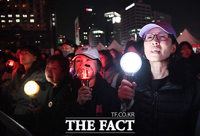 그룹 방탄소년단(BTS)이 21일 오후 서울 광화문 광장에서 정규 5집 '아리랑(ARIRANG)' 앨범 발매를 기념해 마련된 컴백 무대에 올라 신곡을 선보인 가운데 전 세계에서 모인 ARMY들이 공연을 관람하고 있다. /박상민 기자