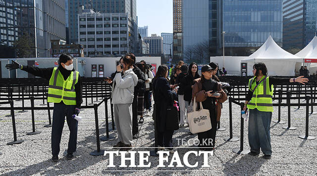 그룹 방탄소년단(BTS)의 컴백 공연 관람객들이 21일 오후 서울 종로구 광화문광장에서 입장표를 수령하고 있다. /박상민 기자