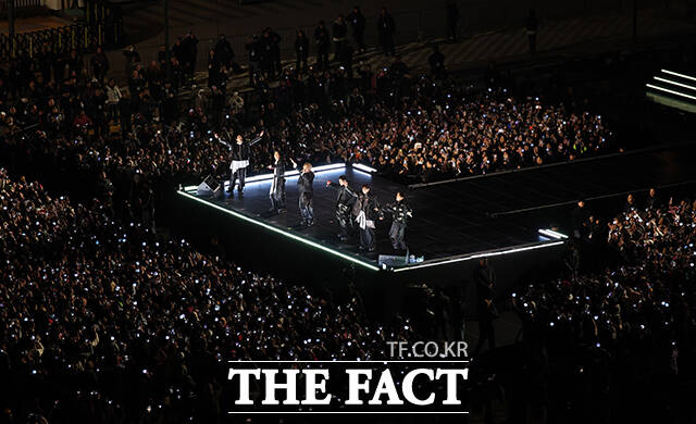 그룹 방탄소년단(BTS)이 21일 오후 서울 광화문 광장에서 정규 5집 '아리랑(ARIRANG)' 앨범 발매를 기념해 마련된 컴백 무대에 올라 화려한 퍼포먼스를 선보이고 있다./사진공동취재단