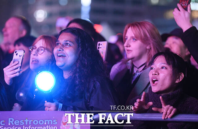 그룹 방탄소년단(BTS)이 21일 오후 서울 광화문 광장에서 정규 5집 '아리랑(ARIRANG)' 앨범 발매를 기념해 마련된 컴백 무대에 올라 신곡을 선보인 가운데 전 세계에서 모인 ARMY들이 공연을 관람하고 있다. /박상민 기자