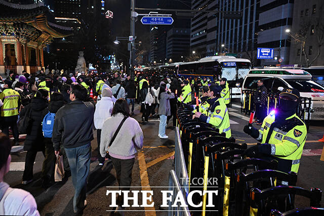 ‘BTS 컴백 라이브: 아리랑’이 종료된 21일 오후 서울 종로구 광화문광장 일대에서 팬들이 경찰의 통제에 따르며 귀가하고 있다. /김성렬 기자