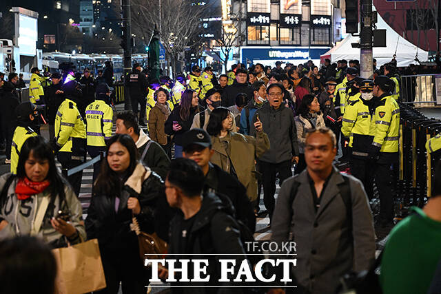 ‘BTS 컴백 라이브: 아리랑’이 종료된 21일 오후 서울 종로구 광화문광장 일대에서 팬들이 경찰의 통제에 따르며 귀가하고 있다. /김성렬 기자