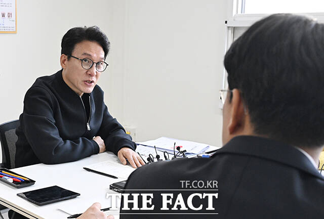 김민석 국무총리가 그룹 방탄소년단(BTS)의 컴백 공연을 앞둔 21일 오전 서울 종로구 세종문화회관에 마련된 통합현장본부에서 발언하고 있다. /박헌우 기자