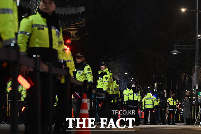 ‘BTS 컴백 라이브: 아리랑’이 종료된 21일 오후 서울 종로구 광화문광장 일대에서 팬들이 경찰의 통제에 따르며 귀가하고 있다. /김성렬 기자