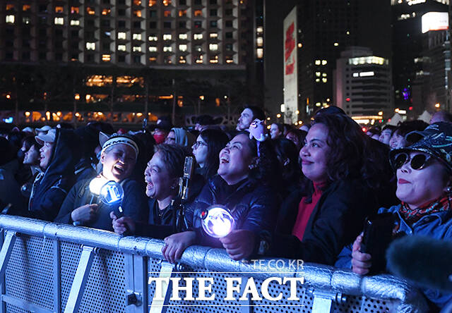 그룹 방탄소년단(BTS)이 21일 오후 서울 광화문 광장에서 정규 5집 '아리랑(ARIRANG)' 앨범 발매를 기념해 마련된 컴백 무대에 올라 신곡을 선보인 가운데 전 세계에서 모인 ARMY들이 공연을 관람하고 있다. /박상민 기자