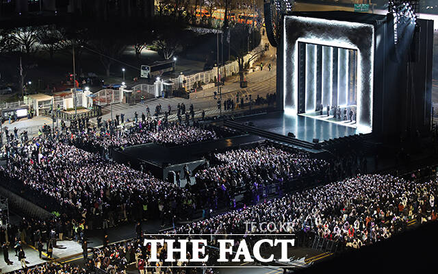 그룹 방탄소년단(BTS)이 21일 오후 서울 광화문 광장에서 정규 5집 '아리랑(ARIRANG)' 앨범 발매를 기념해 마련된 컴백 무대에 올라 화려한 퍼포먼스를 선보이고 있다./사진공동취재단