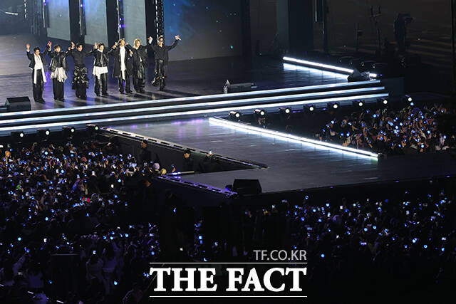 그룹 방탄소년단(BTS)이 21일 오후 서울 광화문 광장에서 정규 5집 '아리랑(ARIRANG)' 앨범 발매를 기념해 마련된 컴백 무대에 올라 화려만 퍼포먼스를 선보이고 있다. /사진공동취재단