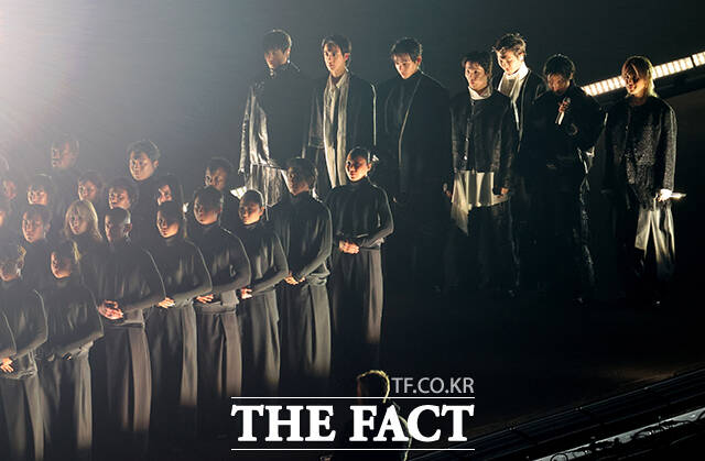 그룹 방탄소년단(BTS)이 21일 오후 서울 광화문 광장에서 정규 5집 '아리랑(ARIRANG)' 앨범 발매를 기념해 마련된 컴백 무대에 올라 화려한 퍼포먼스를 선보이고 있다./사진공동취재단