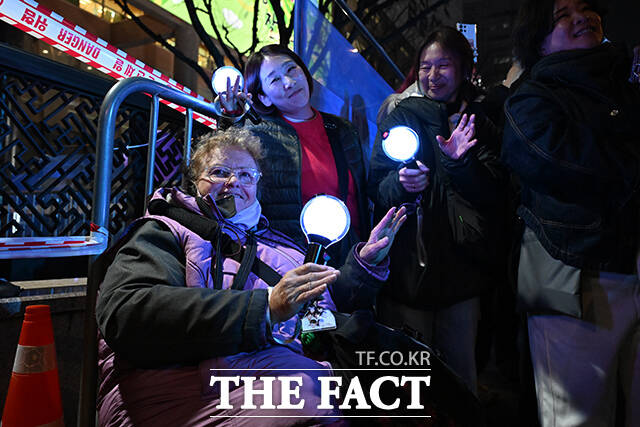 그룹 방탄소년단(BTS)이 21일 오후 서울 광화문 광장에서 정규 5집 '아리랑(ARIRANG)' 앨범 발매를 기념해 마련된 컴백 무대에 올라 신곡을 선보인 가운데 응원봉을 손에 쥔 팬들이 공연을 즐기고 있다. /김성렬 기자