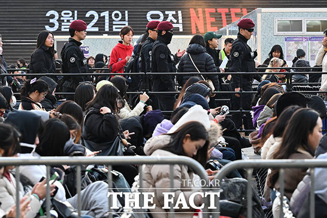 ‘BTS 컴백 라이브: 아리랑’ 개최 당일인 21일 오후 서울 종로구 광화문광장에서 경찰특공대가 폭발물탐지견과 함께 공연장 일대를 순찰하고 있다. /김성렬 기자