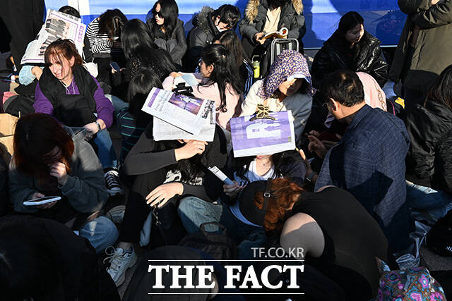 ‘BTS 컴백 라이브: 아리랑’ 개최 당일인 21일 오후 서울 중구 시청역 인근에서 외국인 관광객들이 신문사에서 발행한 BTS 관련 특별판을 들고 기념촬영을 하고 있다. /김성렬 기자