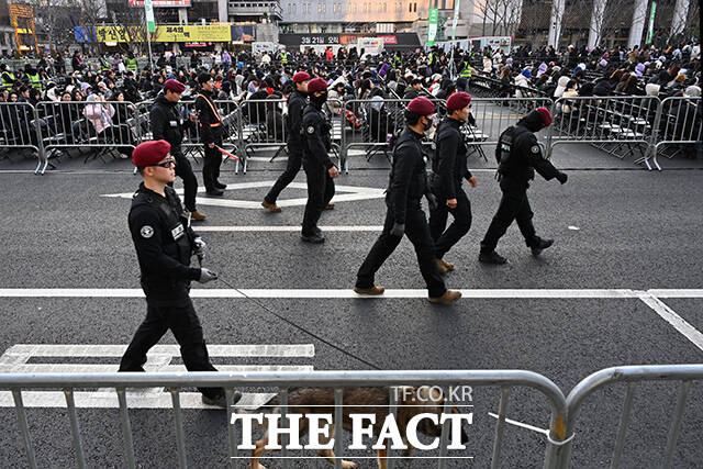 ‘BTS 컴백 라이브: 아리랑’ 개최 당일인 21일 오후 서울 종로구 광화문광장에서 경찰특공대가 폭발물탐지견과 함께 공연장 일대를 순찰하고 있다. /김성렬 기자