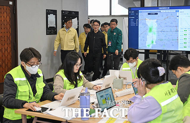 김민석 국무총리가 그룹 방탄소년단(BTS)의 컴백 공연을 앞둔 21일 오전 서울 종로구 세종문화회관에 마련된 통합현장본부에서 발언하고 있다. /박헌우 기자