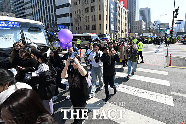 ‘BTS 컴백 라이브: 아리랑’ 개최 당일인 21일 오후 서울 종로구 광화문광장에서 외국인 관광객들이 공연을 기다리며 기념촬영을 하고 있다. /김성렬 기자