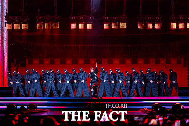 화려한 무대 선보이는 BTS 제이홉. /빅히트 뮤직·넷플릭스