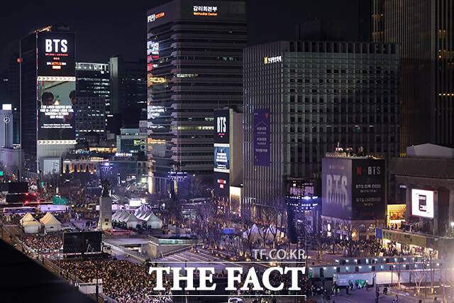 그룹 방탄소년단(BTS)이 21일 오후 서울 광화문 광장에서 정규 5집 '아리랑(ARIRANG)' 앨범 발매를 기념해 마련된 컴백 무대에 올라 화려한 퍼포먼스를 선보이고 있다./사진공동취재단