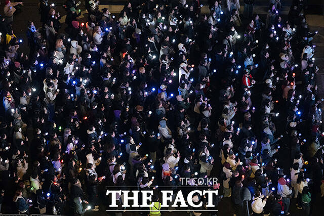 3년 9개월 만에 완전체로 복귀하는 방탄소년단(BTS)의 'BTS 컴백 라이브: ARIRANG' 공연이 21일 서울 광화문광장 일대에서 펼쳐지고 있다. /사진공동취재단