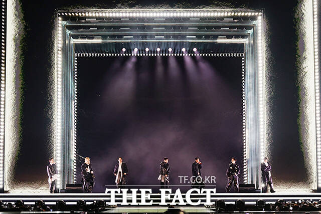 그룹 방탄소년단(BTS)이 21일 오후 서울 광화문 광장에서 정규 5집 '아리랑(ARIRANG)' 앨범 발매를 기념해 마련된 컴백 무대에 올라 화려한 퍼포먼스를 선보이고 있다. /빅히트 뮤직·넷플릭스