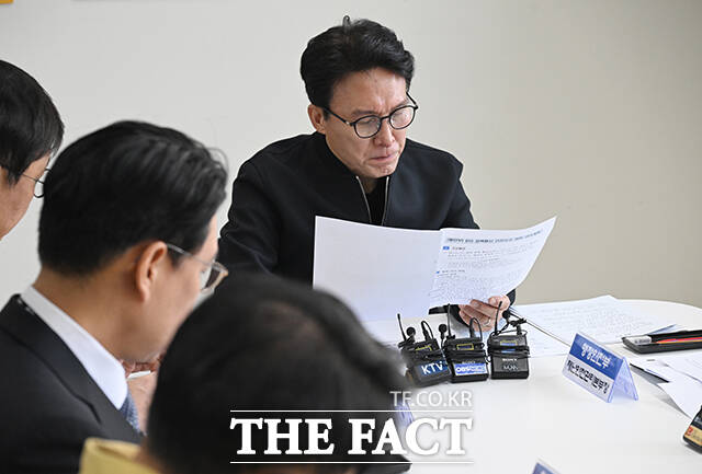 김민석 국무총리가 그룹 방탄소년단(BTS)의 컴백 공연을 앞둔 21일 오전 서울 종로구 세종문화회관에 마련된 통합현장본부에서 발언하고 있다. /박헌우 기자