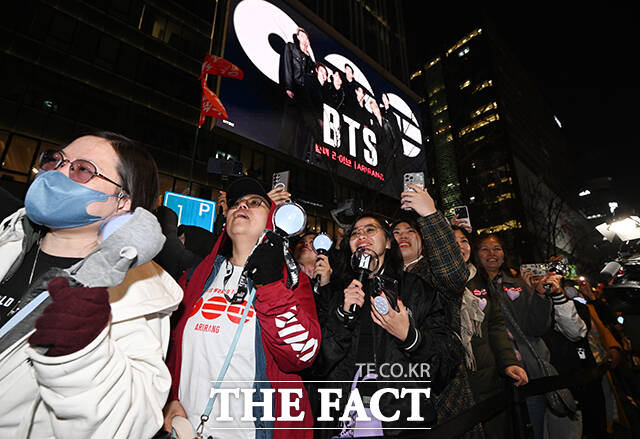 그룹 방탄소년단(BTS)의 컴백 라이브가 21일 오후 서울 종로구 광화문광장에서 열린 가운데 팬들이 공연을 즐기고 있다. /박헌우 기자