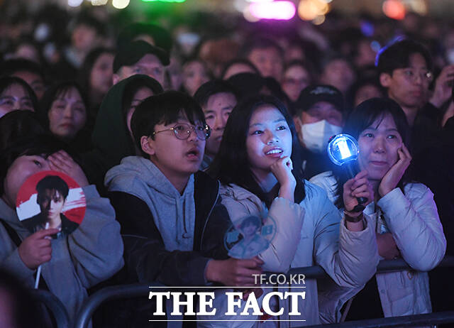 그룹 방탄소년단(BTS)이 21일 오후 서울 광화문 광장에서 정규 5집 '아리랑(ARIRANG)' 앨범 발매를 기념해 마련된 컴백 무대에 올라 신곡을 선보인 가운데 전 세계에서 모인 ARMY들이 공연을 관람하고 있다. /박상민 기자