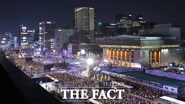 그룹 방탄소년단(BTS)이 21일 오후 서울 광화문 광장에서 정규 5집 '아리랑(ARIRANG)' 앨범 발매를 기념해 마련된 컴백 무대에 올라 화려한 퍼포먼스를 선보이고 있다./사진공동취재단