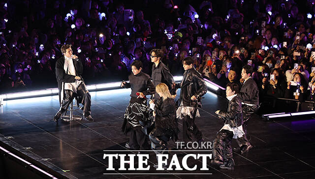 방탄소년단(BTS)이 21일 서울 광화문광장에서 컴백 기념 공연인 ‘BTS 컴백 라이브: 아리랑’ 공연을 펼치고 있다. /사진공동취재단