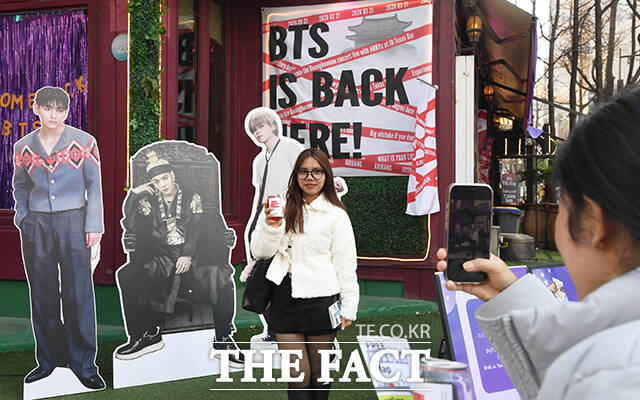 한 관광객이 광화문광장 인근 상점에 마련된 포토존에서 사진을 찍고 있다.