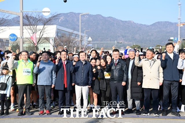 김태흠 충남도지사, 최재구 예산군수, 이용록 홍성군수 등 관계자들이 2026 내포마라톤대회 참가자들과 기념 촬영을 하고 있다. /충남도